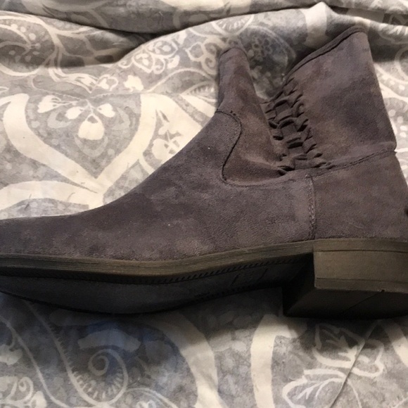 Dolce boots brand new w/o tags - Picture 2 of 3